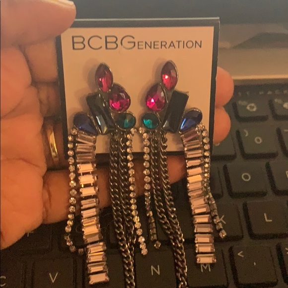 NWT BCBG FASHIONABLE EARRINGS - Picture 2 of 4